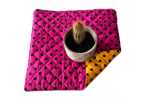 Seat cushion 40x40x2cm Dot Black on Amaranth and Yellow Seat cushion 40x40x2cm Dot Black on Amaranth and Yellow